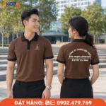 Áo polo đồng phục màu nâu phối cổ đen hiện đại, tạo vẻ chuyên nghiệp, dễ phối đồ, phù hợp logistics, văn phòng, kỹ thuật và nhiều ngành nghề.