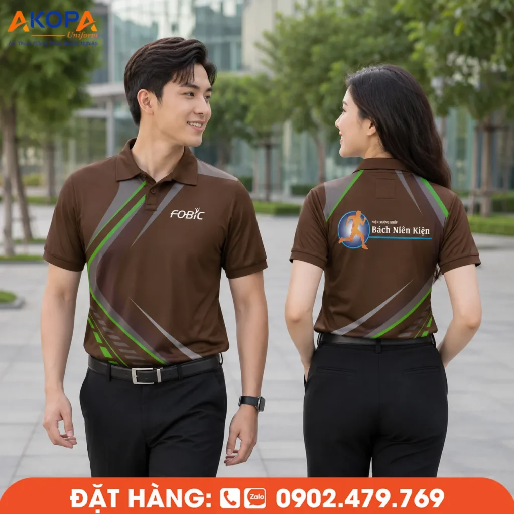 Áo polo đồng phục màu nâu phối họa tiết xanh hiện đại, thiết kế năng động, giúp tăng nhận diện thương hiệu và phù hợp cho doanh nghiệp, đội nhóm, sự kiện.