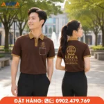 Áo polo đồng phục màu nâu phối bo cổ và tay tinh tế, tôn vẻ sang trọng, bền màu, phù hợp doanh nghiệp, showroom, nội thất và văn phòng chuyên nghiệp.