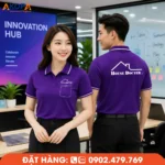 Áo polo đồng phục màu tím phối viền trắng thanh lịch, logo in nổi bật, phù hợp cho văn phòng, dịch vụ và đội ngũ nhân viên chuyên nghiệp.