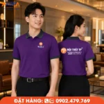 Áo polo đồng phục màu tím phối cổ xám hiện đại, tôn lên vẻ chuyên nghiệp và sang trọng. Thiết kế tinh tế, in logo sắc nét, phù hợp cho doanh nghiệp, showroom, văn phòng và ngành nội thất.