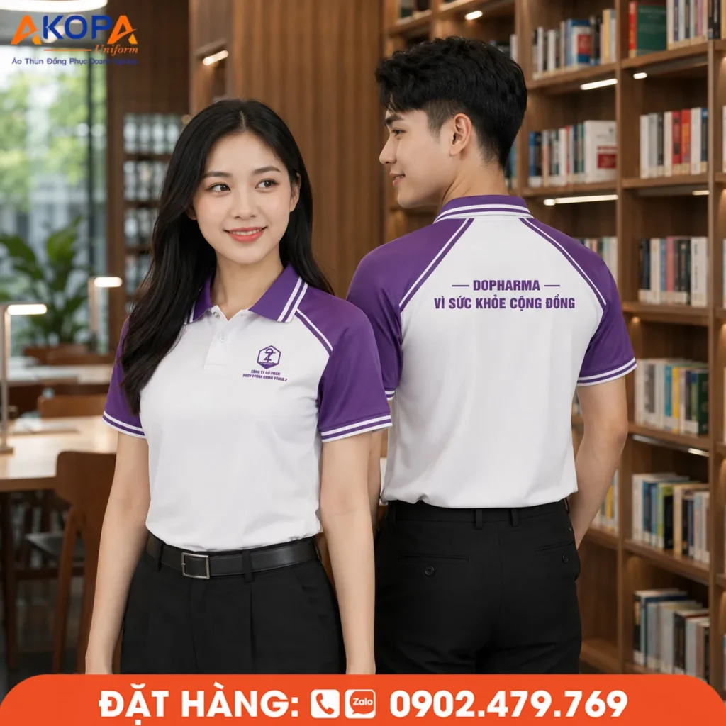 Áo polo đồng phục màu tím phối trắng nổi bật, thiết kế trẻ trung và chuyên nghiệp. Chất liệu bền đẹp, in thêu logo sắc nét, phù hợp cho doanh nghiệp, trường học, y tế và các tổ chức.