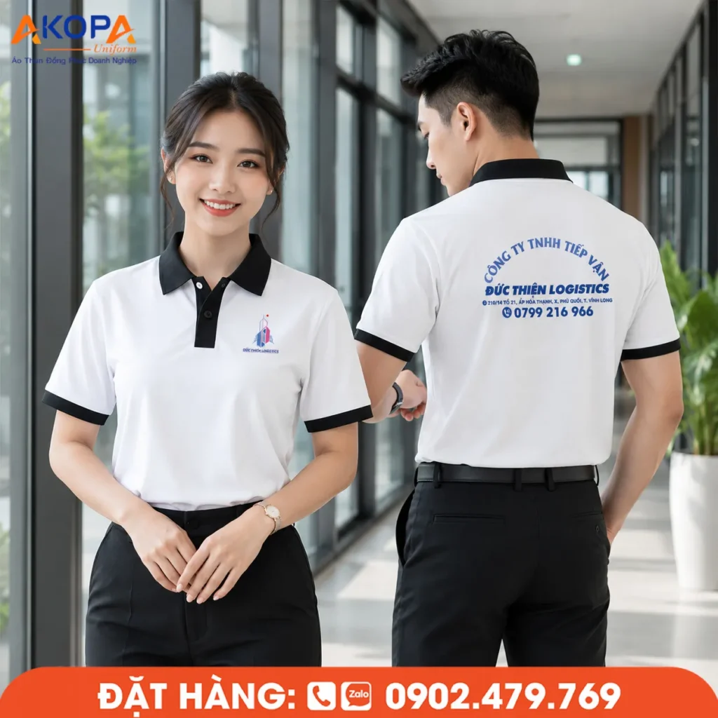 Áo polo đồng phục màu trắng phối cổ đen mang phong cách sang trọng, nổi bật với logo thêu trước ngực và thông tin thương hiệu sau lưng. Lý tưởng cho doanh nghiệp logistics, vận tải và đội ngũ làm việc chuyên nghiệp.