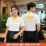 Áo polo đồng phục màu trắng phối cổ và bo tay vàng nổi bật, mang đến hình ảnh trẻ trung và chuyên nghiệp. Chất liệu co giãn, thấm hút tốt, thích hợp cho doanh nghiệp sản xuất, thương mại và đội ngũ kỹ thuật.