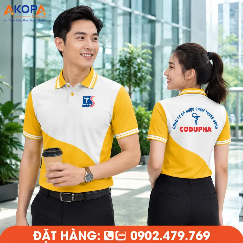 Áo polo đồng phục màu vàng phối trắng theo mảng cong hiện đại, kết hợp bo cổ và bo tay sọc nổi bật, phù hợp doanh nghiệp dược phẩm xây dựng hình ảnh trẻ trung, chuyên nghiệp.