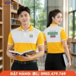 Áo polo đồng phục màu vàng phối trắng theo bố cục ngang cân đối, mang phong cách thanh lịch, dễ ứng dụng cho doanh nghiệp, trung tâm giáo dục và thương hiệu chăm sóc sức khỏe.