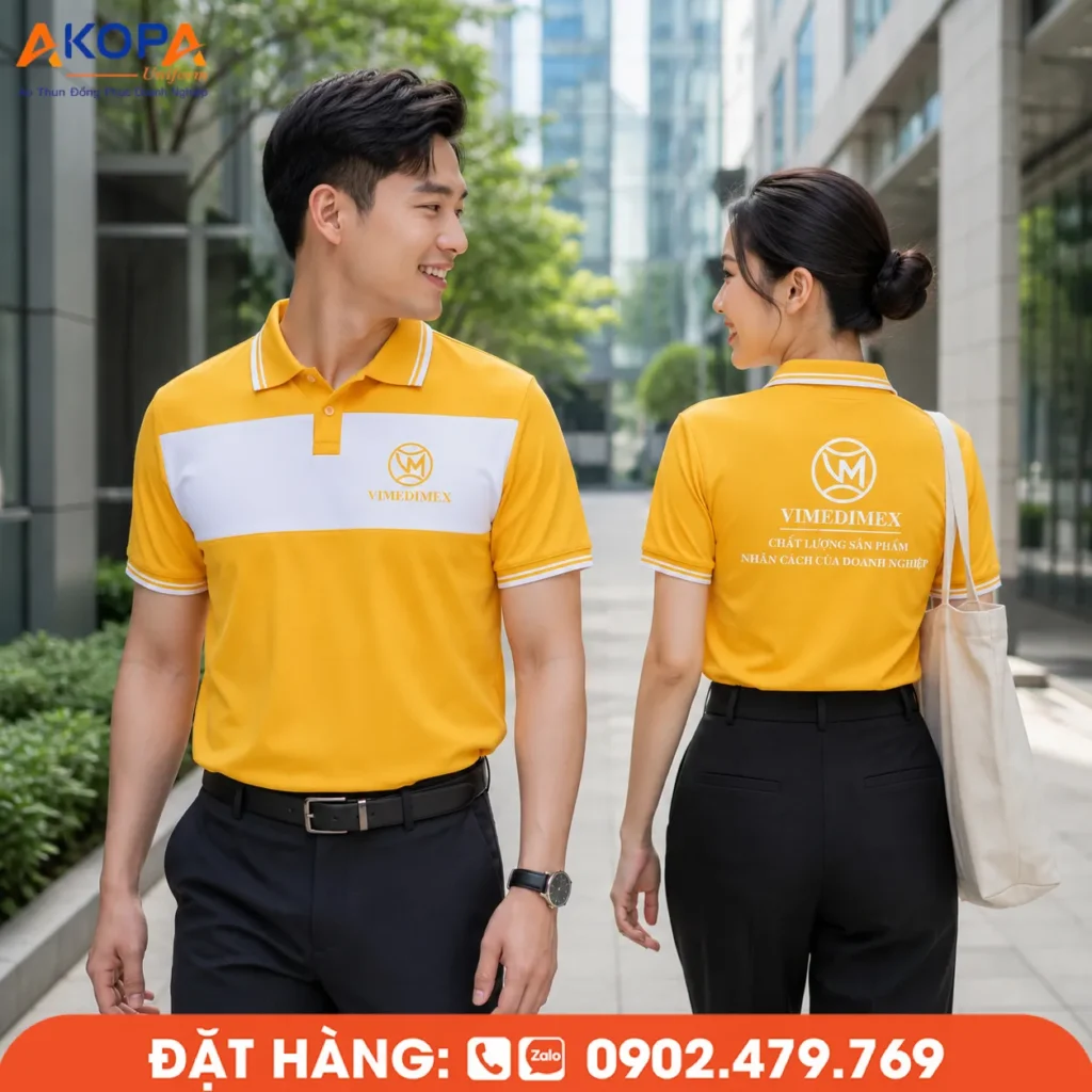 Áo polo đồng phục màu vàng phối ngực trắng tạo điểm nhấn sang trọng, thiết kế cân đối, tôn logo thương hiệu và phù hợp cho doanh nghiệp chú trọng sự chỉn chu, chuyên nghiệp.