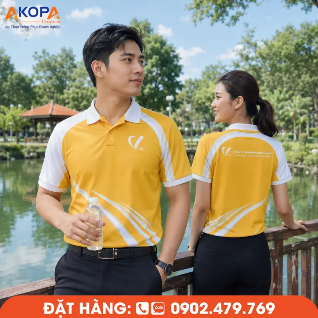 Áo polo đồng phục màu vàng nổi bật với họa tiết chuyển động mềm mại, phối tay trắng hài hòa, mang đến vẻ ngoài năng động, chỉn chu và phù hợp nhiều lĩnh vực doanh nghiệp.