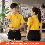 Áo polo đồng phục màu vàng nổi bật với họa tiết chuyển màu mềm mại ở vai và thân áo, mang phong cách hiện đại, giúp doanh nghiệp tạo dấu ấn thương hiệu khác biệt và chuyên nghiệp.