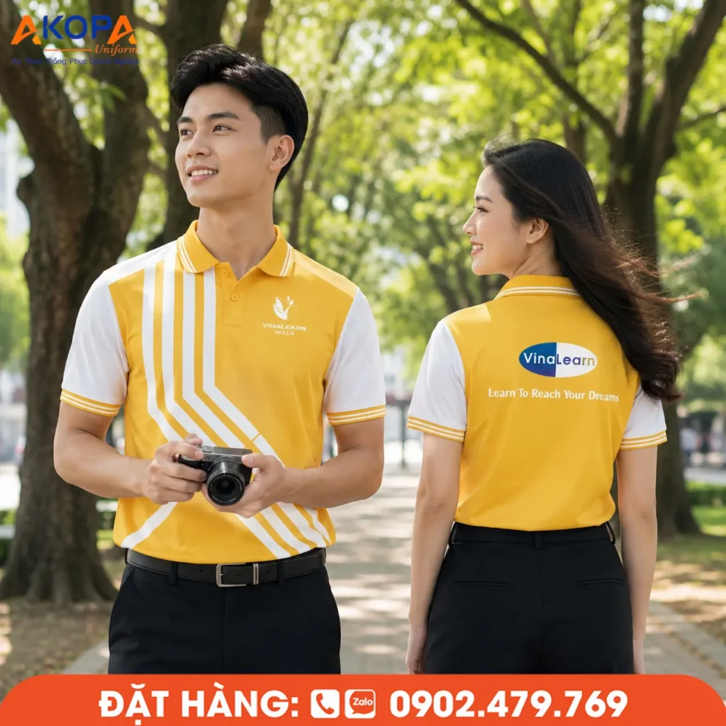 Áo polo đồng phục màu vàng gây ấn tượng với họa tiết sọc chéo bất đối xứng, phối tay trắng hài hòa, tạo phong cách trẻ trung, sáng tạo và nâng tầm hình ảnh thương hiệu doanh nghiệp.