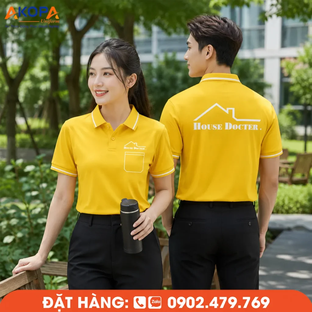Áo polo đồng phục màu vàng thiết kế tối giản với đường viền cổ tinh tế và túi ngực cách điệu, mang đến vẻ ngoài thanh lịch, dễ ứng dụng cho doanh nghiệp, showroom và đội ngũ dịch vụ.