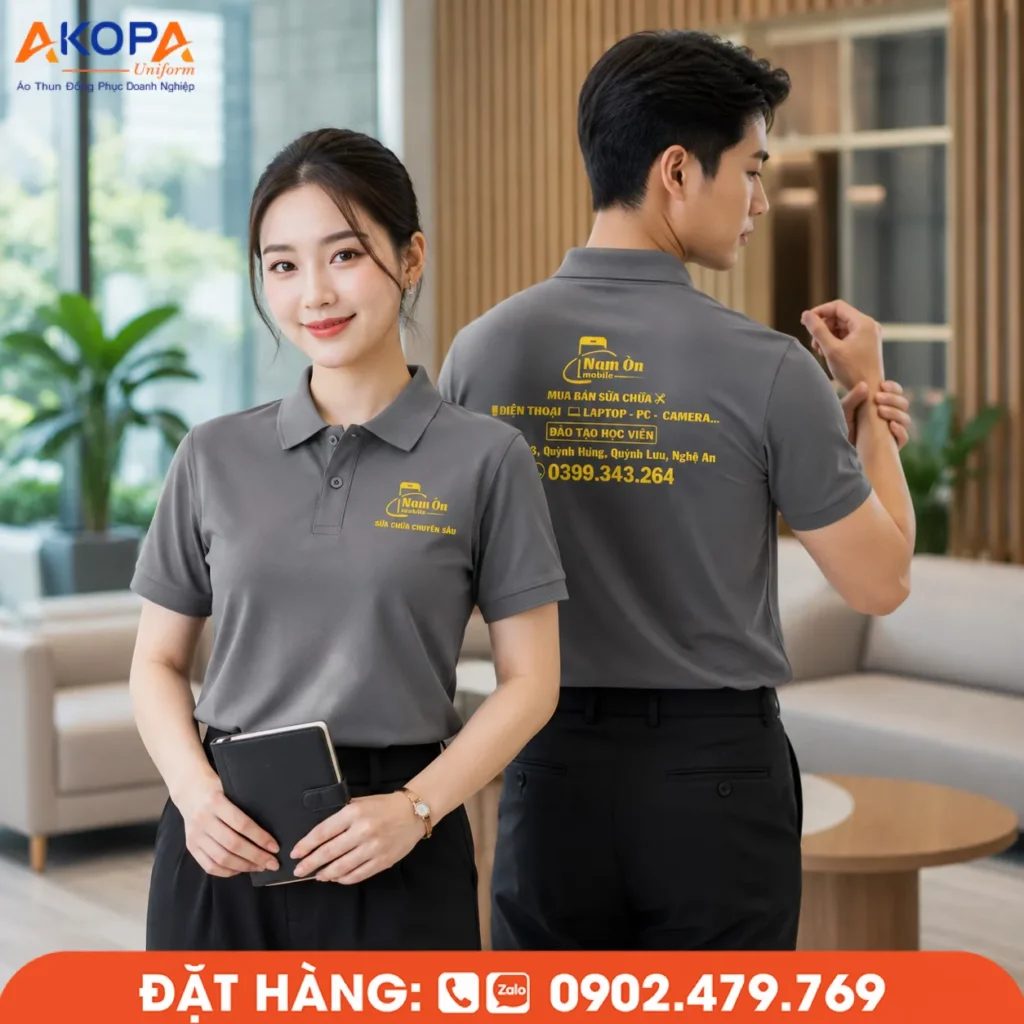 Áo polo đồng phục màu xám thiết kế hiện đại, in logo sắc nét trước ngực và sau lưng, form chuẩn doanh nghiệp, phù hợp cho cửa hàng điện thoại, trung tâm sửa chữa và đội ngũ kỹ thuật.