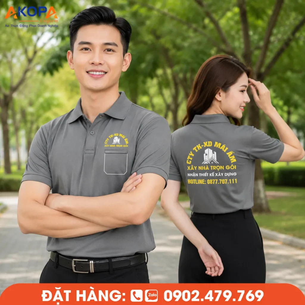 Áo polo đồng phục màu xám phối logo vàng nổi bật, thiết kế chuyên nghiệp, in logo trước ngực và sau lưng sắc nét, phù hợp cho công ty xây dựng, nhà thầu và doanh nghiệp dịch vụ.