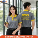 Áo polo đồng phục màu xám phối cổ vàng nổi bật, thiết kế hiện đại, in logo trước ngực và sau lưng sắc nét, phù hợp cho doanh nghiệp, showroom, cửa hàng và đội ngũ kỹ thuật chuyên nghiệp.