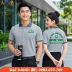 Áo polo đồng phục màu xám Nguyệt Như thiết kế tối giản, in logo trước ngực và sau lưng sắc nét, chất liệu thoáng mát, phù hợp cho công ty vệ sinh công nghiệp và doanh nghiệp dịch vụ.