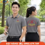 Áo polo đồng phục màu xám phối viền vàng nổi bật, in logo trước ngực và sau lưng sắc nét, chất liệu thoáng mát, phù hợp cho công ty xây dựng, kỹ thuật và doanh nghiệp chuyên nghiệp.