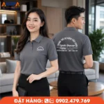 Áo polo đồng phục màu xám Lynh Decor thiết kế thanh lịch, in logo trước ngực và sau lưng sắc nét, chất liệu thoáng mát, phù hợp cho công ty tổ chức sự kiện, trang trí tiệc cưới và doanh nghiệp dịch vụ.