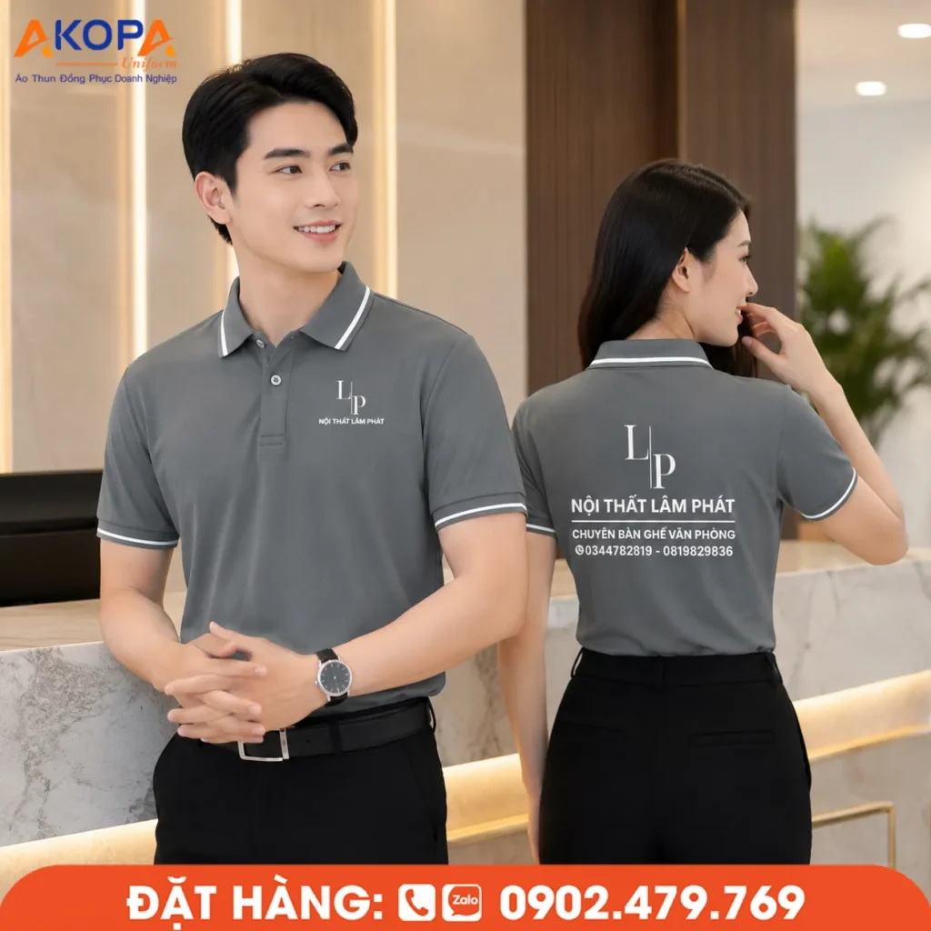 Áo polo đồng phục màu xám phối viền trắng hiện đại, in logo trước ngực và sau lưng sắc nét. Thiết kế lịch sự, chất liệu thoáng mát, phù hợp cho công ty nội thất, văn phòng và doanh nghiệp cần may áo đồng phục chuyên nghiệp.