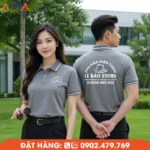 Áo polo đồng phục màu xám phối viền trắng hiện đại, in logo trước ngực và sau lưng nổi bật. Chất liệu thoáng mát, form chuẩn, phù hợp cửa hàng điện thoại, phụ kiện và doanh nghiệp, nhận may – in logo theo yêu cầu.