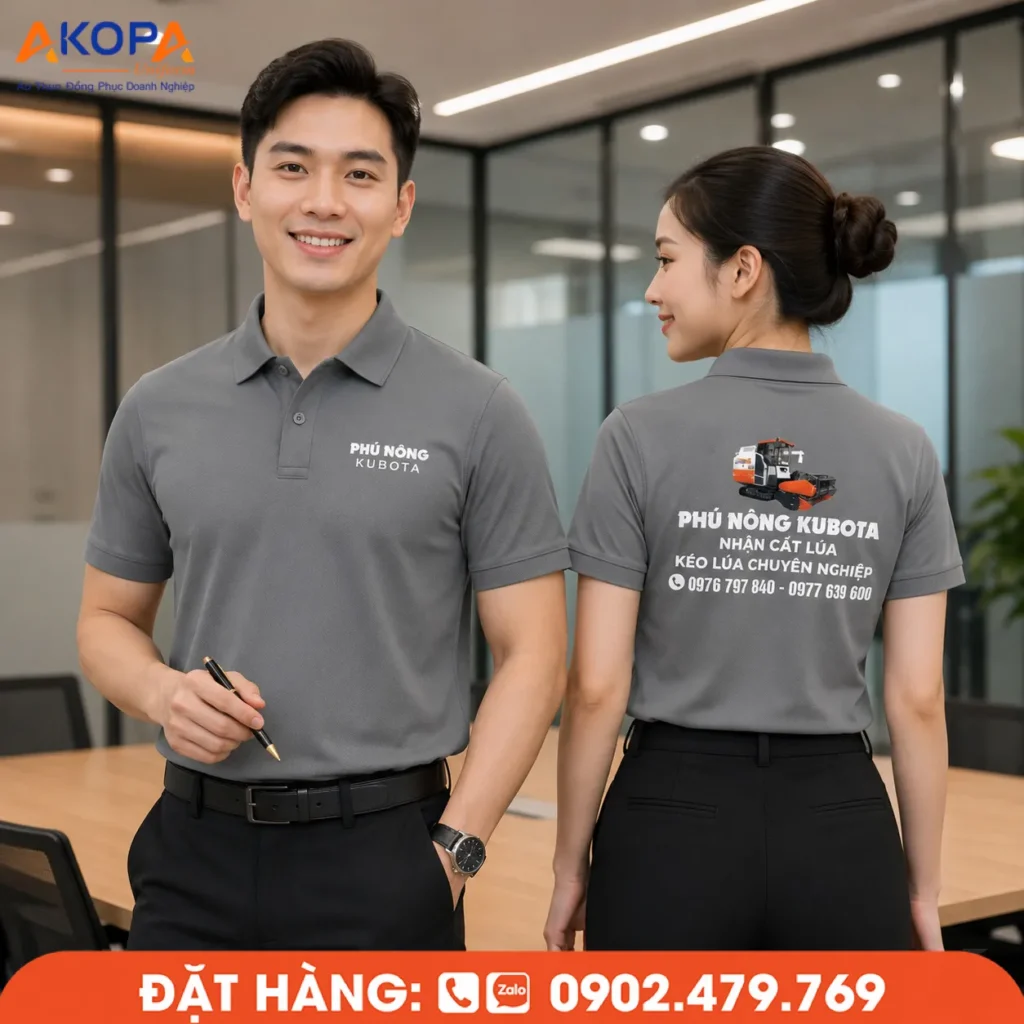 Áo polo đồng phục màu xám thiết kế tối giản, in logo trước ngực và sau lưng sắc nét. Chất liệu thoáng mát, bền đẹp, phù hợp doanh nghiệp dịch vụ nông nghiệp, cơ giới và kỹ thuật. Nhận may áo polo đồng phục, in thêu logo theo yêu cầu.