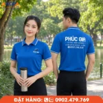 Áo polo đồng phục màu xanh dương Phúc Gia nổi bật với thiết kế phối viền trắng, form áo lịch sự, in logo rõ nét, phù hợp doanh nghiệp xây dựng và kỹ thuật.