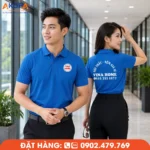 Áo polo đồng phục màu xanh dương Vina Home sở hữu thiết kế tối giản, chất liệu thoáng mát, in logo sắc nét trước ngực và sau lưng, mang đến hình ảnh chuyên nghiệp cho doanh nghiệp nội thất, văn phòng và đội ngũ kinh doanh.