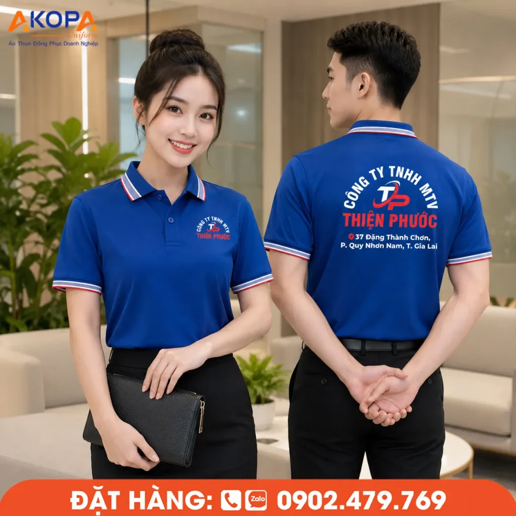 Áo polo đồng phục màu xanh dương Thiên Phước nổi bật với cổ bo phối sọc tinh tế, in thêu logo bền đẹp, form mặc gọn gàng và chất liệu thoáng mát, giúp doanh nghiệp xây dựng hình ảnh chuyên nghiệp, đồng nhất và ấn tượng.