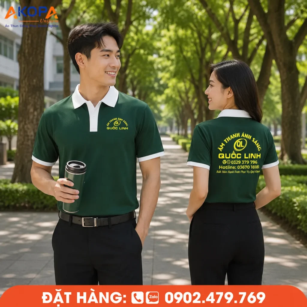 Áo polo đồng phục màu xanh lá phối cổ và bo tay trắng, in logo trước ngực cùng thông tin sau lưng rõ nét, phù hợp cửa hàng, doanh nghiệp và đội ngũ dịch vụ chuyên nghiệp.