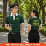 Áo polo đồng phục màu xanh lá phối cổ và bo tay trắng, in logo trước ngực cùng thông tin sau lưng rõ nét, phù hợp cửa hàng, doanh nghiệp và đội ngũ dịch vụ chuyên nghiệp.