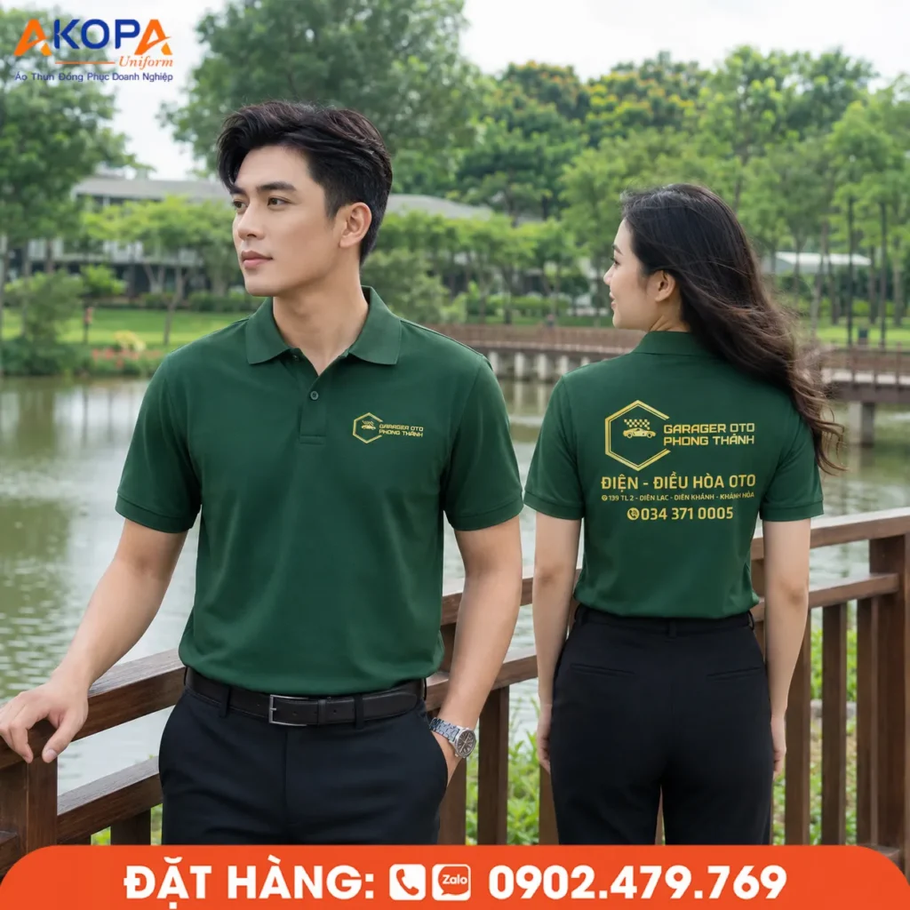 Áo polo đồng phục màu xanh lá trơn với thiết kế tối giản, tông màu sang trọng, in thêu logo sắc nét, phù hợp gara ô tô, doanh nghiệp kỹ thuật, cửa hàng dịch vụ và đội ngũ nhân viên chuyên nghiệp.