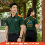 Áo polo đồng phục màu xanh lá phối vai cam tạo điểm nhấn hiện đại, chất liệu bền đẹp, thoáng mát, in thêu logo sắc nét. Phù hợp doanh nghiệp nội thất, xây dựng, kỹ thuật và đội ngũ kinh doanh.