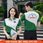 Áo polo đồng phục màu xanh lá phối trắng mang phong cách hiện đại, dễ nhận diện thương hiệu, chất liệu thoáng mát và bền đẹp. Thích hợp cho doanh nghiệp dược phẩm, y tế, văn phòng và đội ngũ kinh doanh.