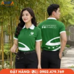 Áo polo đồng phục màu xanh lá phối họa tiết trắng nổi bật, thiết kế trẻ trung, chất liệu thoáng mát và bền đẹp. Phù hợp doanh nghiệp dược phẩm, chăm sóc sức khỏe, văn phòng và đội ngũ kinh doanh cần hình ảnh chuyên nghiệp.