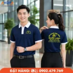 Áo polo đồng phục màu xanh navy phối cổ và bo tay trắng tạo vẻ chỉn chu, nổi bật với logo vàng trước ngực và sau lưng. Mẫu áo phù hợp doanh nghiệp dịch vụ, kinh doanh và chăm sóc khách hàng.