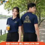 Áo polo đồng phục màu xanh navy phối viền đỏ tạo điểm nhấn sang trọng, kết hợp logo in nổi bật giúp nâng cao nhận diện thương hiệu. Thiết kế bền đẹp, mặc thoải mái, phù hợp cửa hàng vật liệu xây dựng và đội ngũ bán hàng chuyên nghiệp.