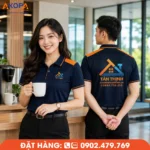 Áo polo đồng phục màu xanh navy phối vai cam nổi bật, mang đến diện mạo trẻ trung và tăng khả năng nhận diện thương hiệu. Kiểu dáng hiện đại, chất liệu thoáng mát, phù hợp công ty nội thất, showroom và đội ngũ tư vấn chuyên nghiệp.
