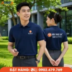 Áo polo đồng phục màu xanh navy sở hữu thiết kế tối giản, sang trọng với logo nổi bật trên nền vải cao cấp. Mẫu áo mang đến hình ảnh chuyên nghiệp, phù hợp doanh nghiệp nội thất, showroom và văn phòng hiện đại.