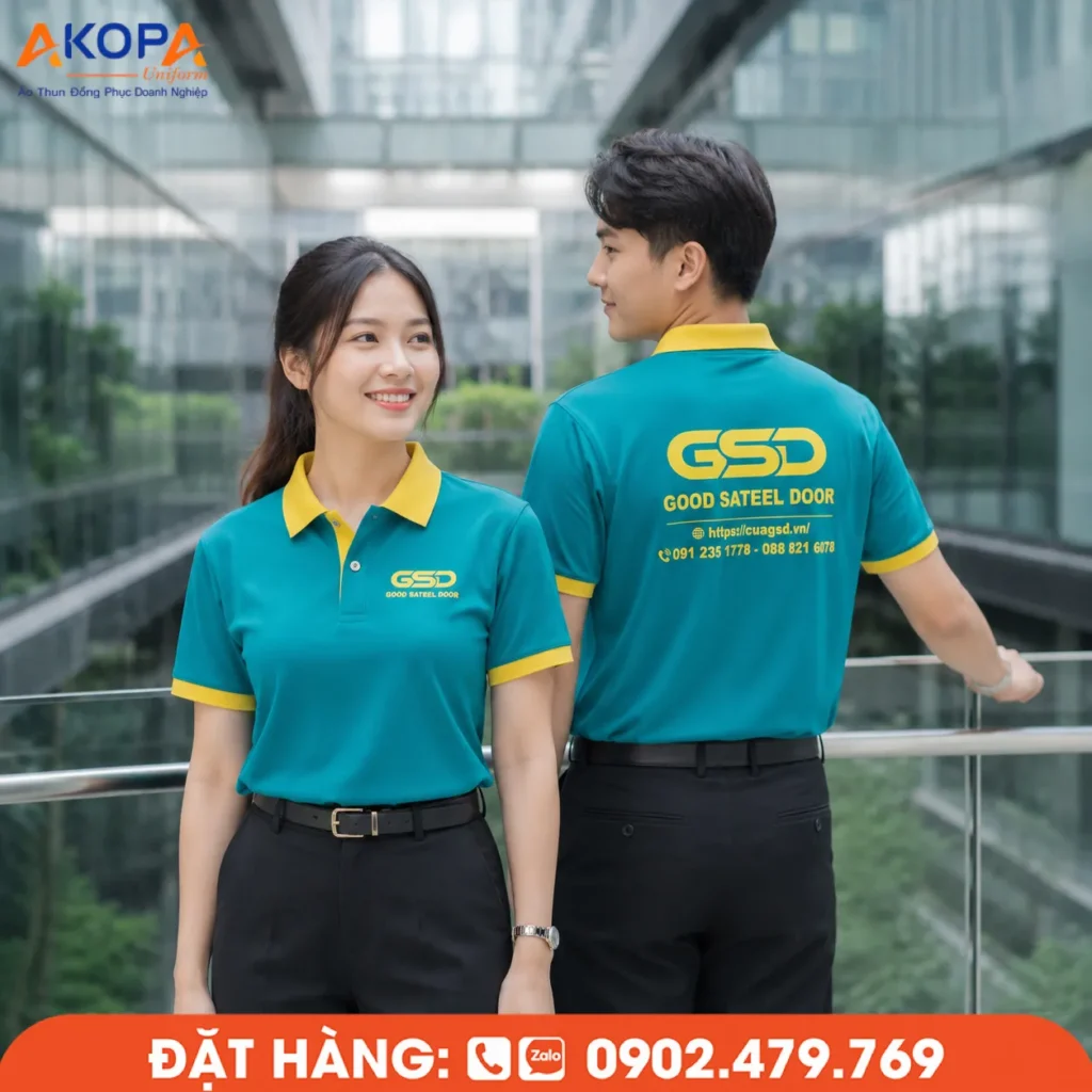 Áo polo đồng phục màu xanh ngọc phối cổ và bo tay màu vàng tạo điểm nhấn nổi bật, trẻ trung và chuyên nghiệp. Thiết kế phù hợp cho doanh nghiệp, showroom, cửa hàng và đội ngũ kỹ thuật với chất liệu thoáng mát, bền đẹp, dễ mặc hằng ngày.