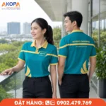 Áo polo đồng phục màu xanh ngọc phối vàng nổi bật, mang đến phong cách trẻ trung và chuyên nghiệp. Thiết kế phù hợp cho doanh nghiệp vận tải, du lịch, dịch vụ và đội ngũ nhân viên với chất liệu thoáng mát, bền đẹp, dễ sử dụng hằng ngày.