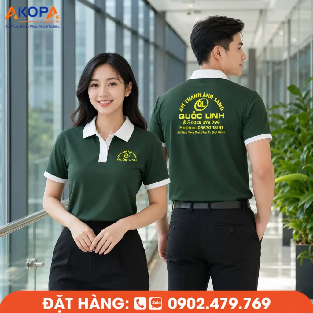 Áo polo đồng phục màu xanh rêu phối cổ và bo tay màu trắng tạo vẻ ngoài thanh lịch, hiện đại. Thiết kế phù hợp cho doanh nghiệp, showroom, cửa hàng và đội ngũ nhân viên với chất liệu bền đẹp, thoáng mát, mang lại sự thoải mái khi mặc hằng ngày