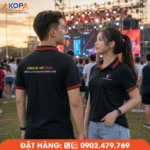 Áo polo sự kiện màu đen phối đỏ thiết kế hiện đại, phù hợp cho đội ngũ tổ chức chương trình, sân khấu, lễ hội và các sự kiện ngoài trời chuyên nghiệp.