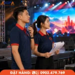 Áo polo sự kiện màu xanh phối đỏ thiết kế năng động, phù hợp cho đội ngũ điều phối, kỹ thuật và ban tổ chức trong các chương trình, sân khấu và sự kiện chuyên nghiệp.