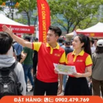 Áo polo sự kiện màu đỏ phối vàng nổi bật, thiết kế chuyên nghiệp cho đội ngũ điều phối, hướng dẫn khách và tổ chức các sự kiện ngoài trời.