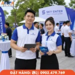 Áo polo sự kiện trắng phối xanh thiết kế thanh lịch, phù hợp cho đội ngũ tư vấn, lễ tân và ban tổ chức tại hội nghị, triển lãm và sự kiện doanh nghiệp.