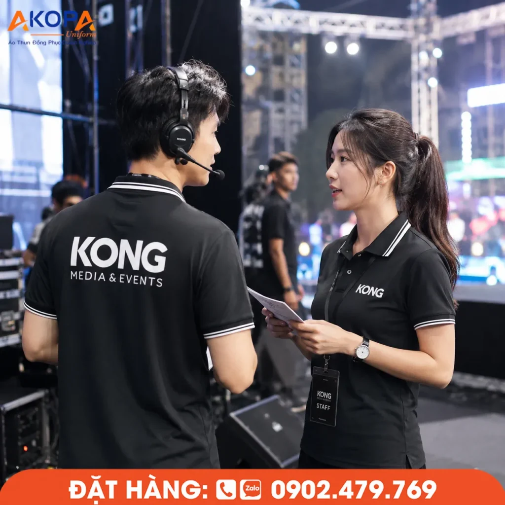 Áo polo sự kiện màu đen thiết kế tối giản, phù hợp cho đội ngũ kỹ thuật, điều phối và ban tổ chức trong các chương trình, sân khấu và sự kiện chuyên nghiệp.