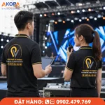 Áo polo sự kiện màu đen phối vàng nổi bật, thiết kế chuyên nghiệp cho đội ngũ điều phối, ban tổ chức và nhân viên kỹ thuật trong các chương trình, sân khấu và sự kiện ngoài trời.