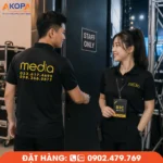 Áo polo sự kiện màu đen thiết kế chuyên nghiệp, phù hợp cho đội ngũ hậu cần, ban tổ chức và nhân viên điều phối tại khu vực hậu trường các chương trình sự kiện.