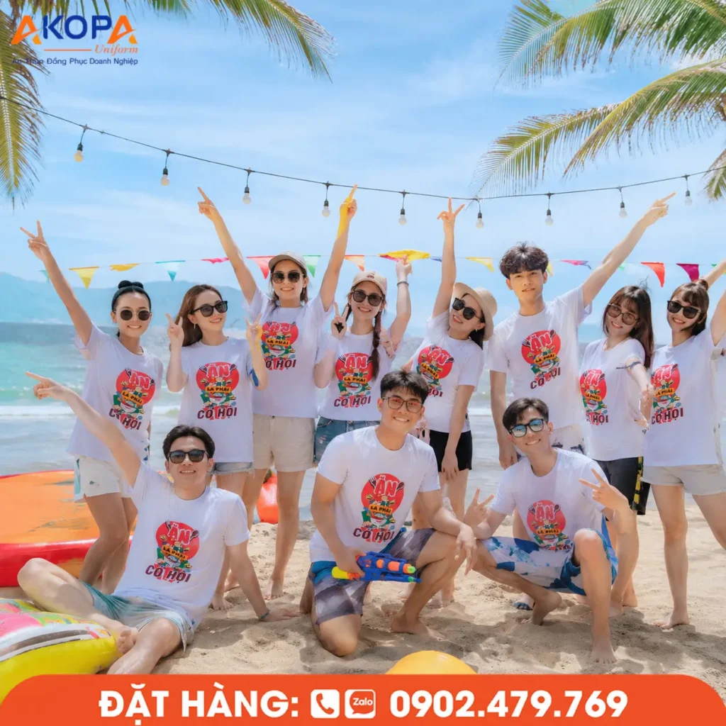 Mẫu áo team building công ty mang đến phong cách năng động, thoải mái, phù hợp cho các chương trình du lịch, vui chơi và giúp tập thể thêm gắn kết trong mọi hoạt động.