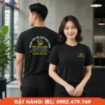 Áo thun cổ tròn màu đen in logo theo yêu cầu, thiết kế nổi bật trước ngực và sau lưng, phù hợp làm đồng phục cửa hàng điện thoại, trung tâm sửa chữa, kỹ thuật viên và doanh nghiệp dịch vụ.