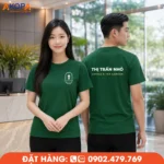 Áo thun cổ tròn màu xanh rêu in logo theo yêu cầu, thiết kế tinh tế trước ngực và sau lưng, phù hợp làm đồng phục quán cà phê, trà sữa, nhà hàng, cửa hàng F&B và doanh nghiệp dịch vụ.